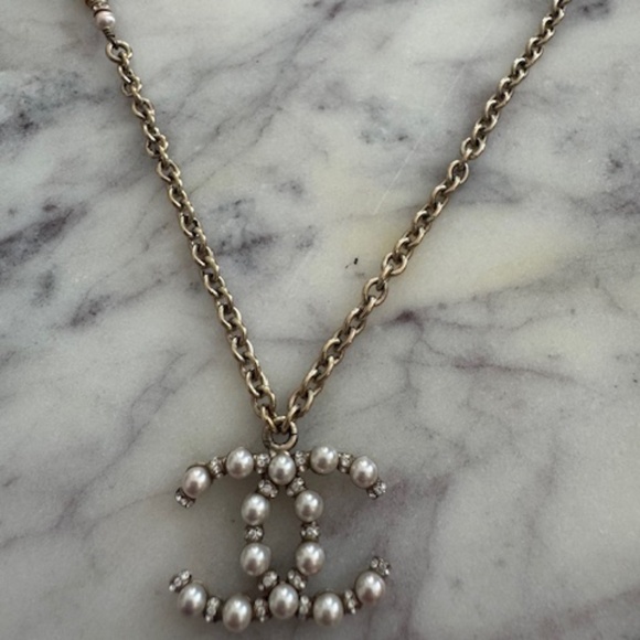 Authentic Chanel Faux Pearl Embellished CC Logo Necklace Gold Chain With Box - Picture 6 of 9